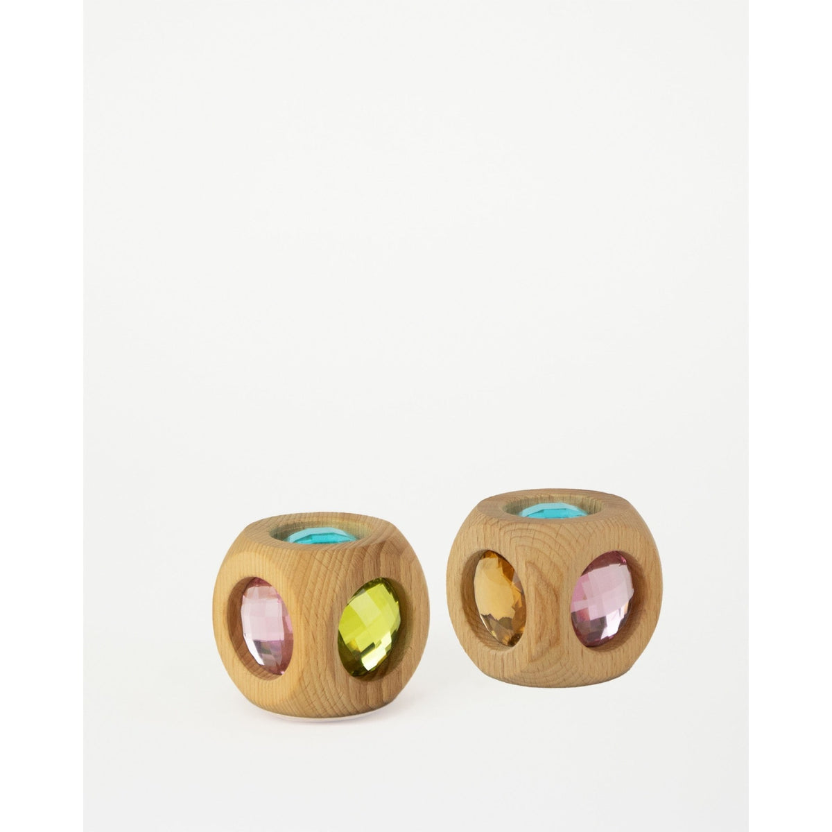 Bauspiel Magic Cube sensorische speelkubus in pastelkleuren: twee houten kubussen met gekleurde spiegels en vensters.