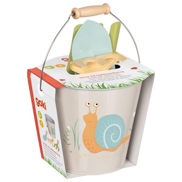 Emmer met tuingereedschap slak