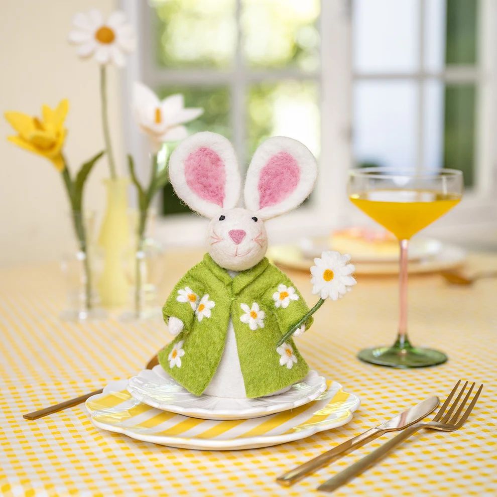 Decoratie haas van wolvilt - Groen met margrietjes