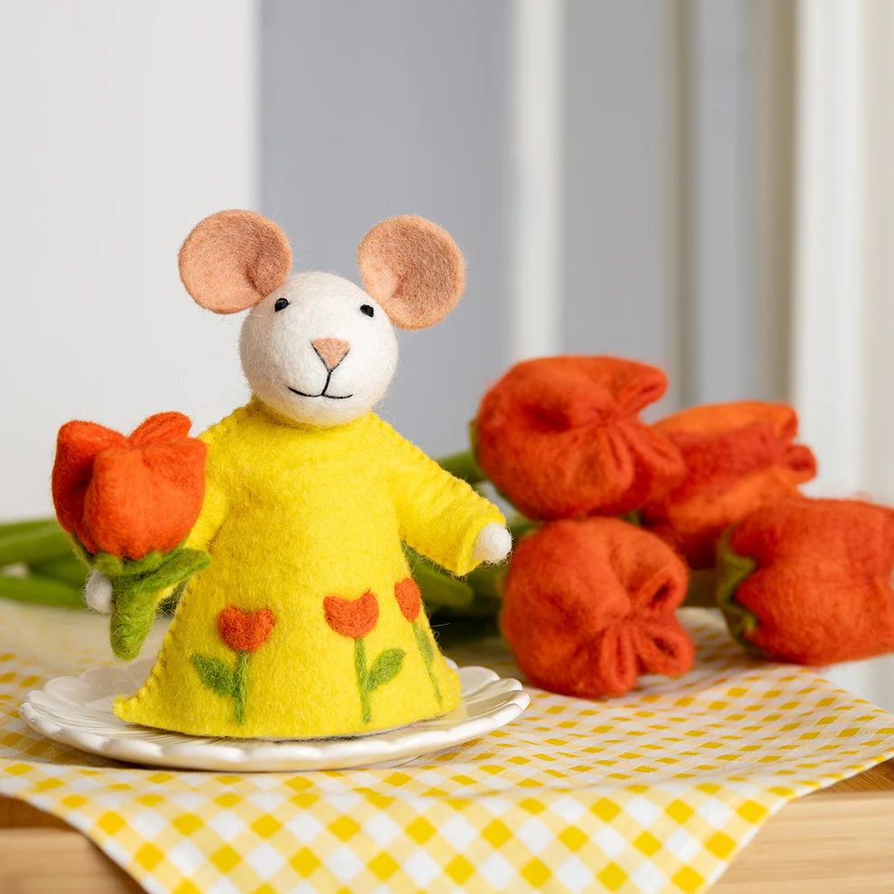 Decoratie muis van wolvilt - Geel met oranje tulp