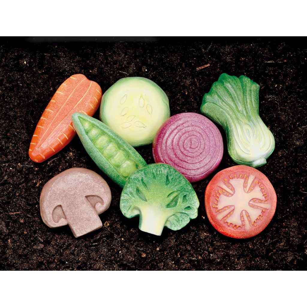 Yellow Door sensorische voelstenen groenten set van 8, bovenaanzicht op donkere grond met wortel, erwten, ui, paksoi, broccoli, champignon, komkommer