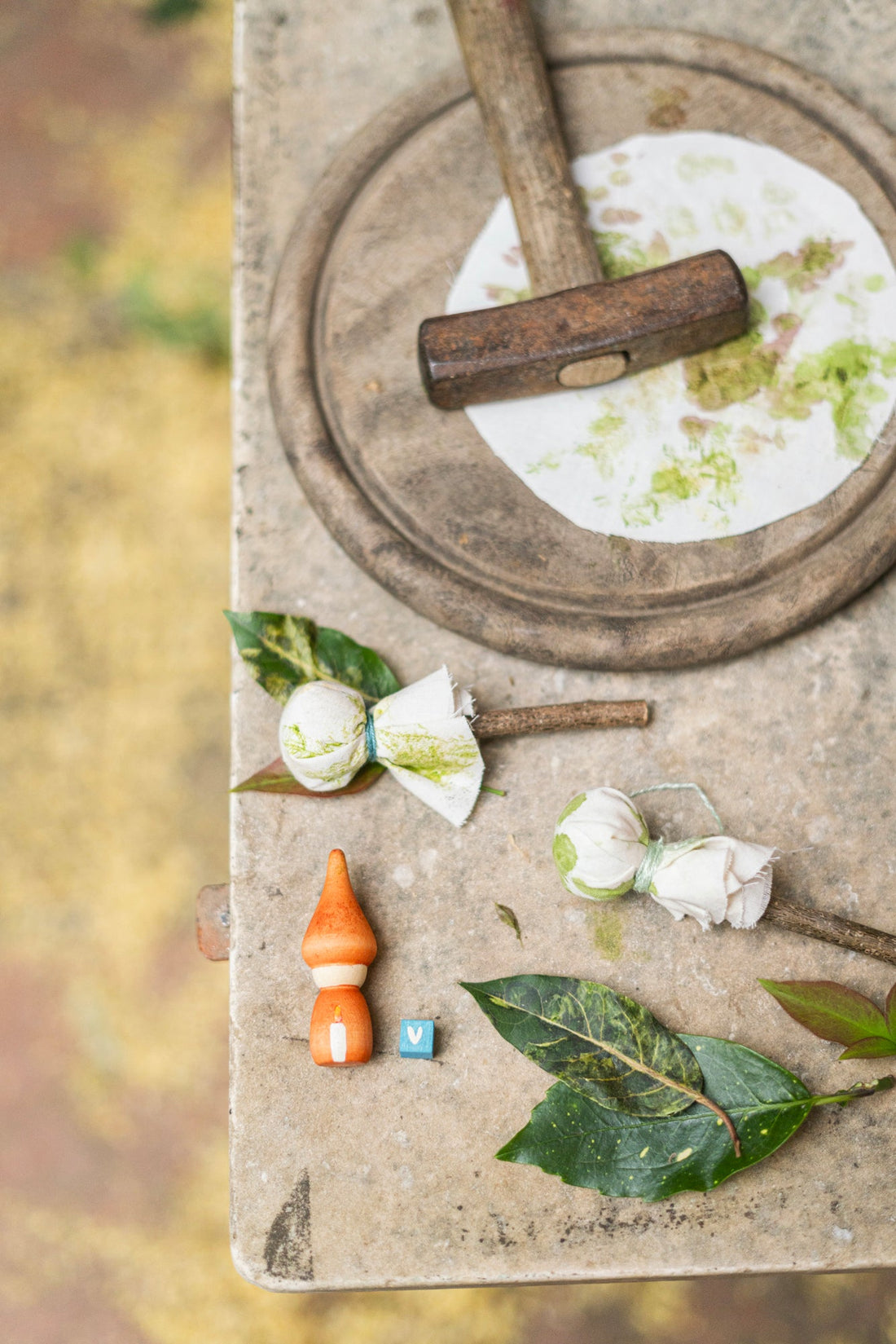 Buiten spelen met bladeren.