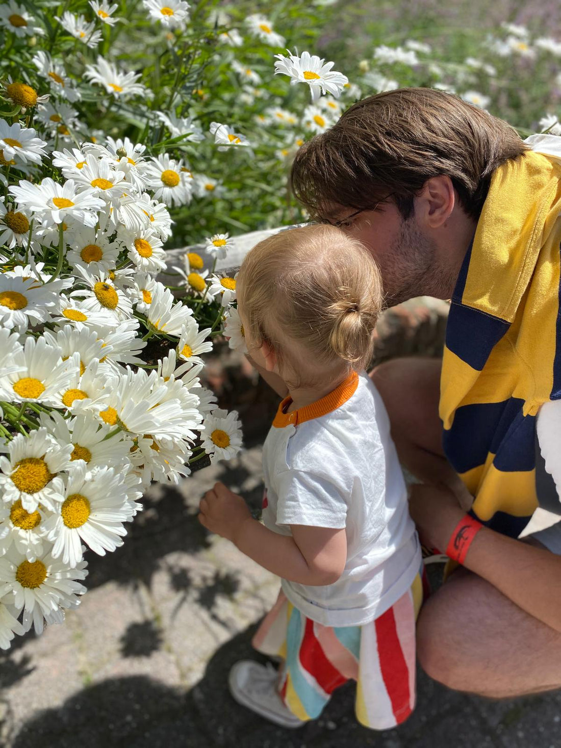 Kind en vader bij bloemetjes