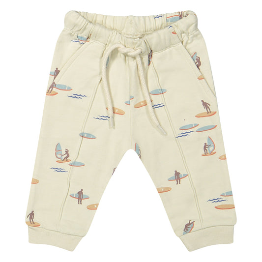 Riffle Amsterdam broek met surfer- en golfprint op natuurlijke achtergrond, flatlay vooraanzicht