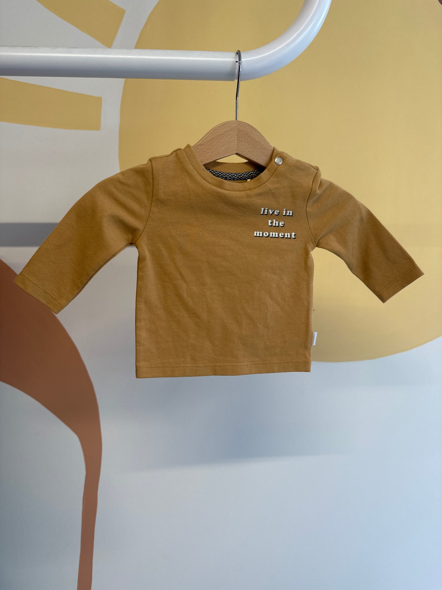 T-shirt okergeel met tekst Noppies  (biologisch katoen)