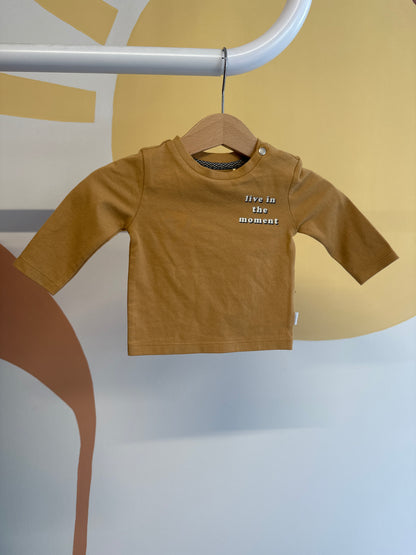 T-shirt okergeel met tekst Noppies  (biologisch katoen)