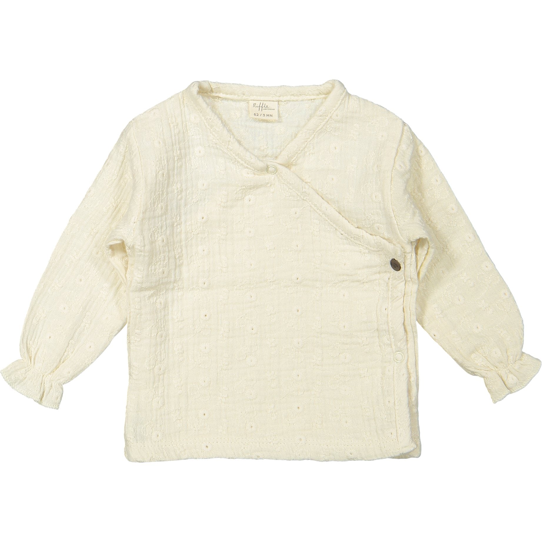 Riffle Amsterdam overslag blouse in crème, flat lay vooraanzicht met zichtbare knopen en pofmouwen