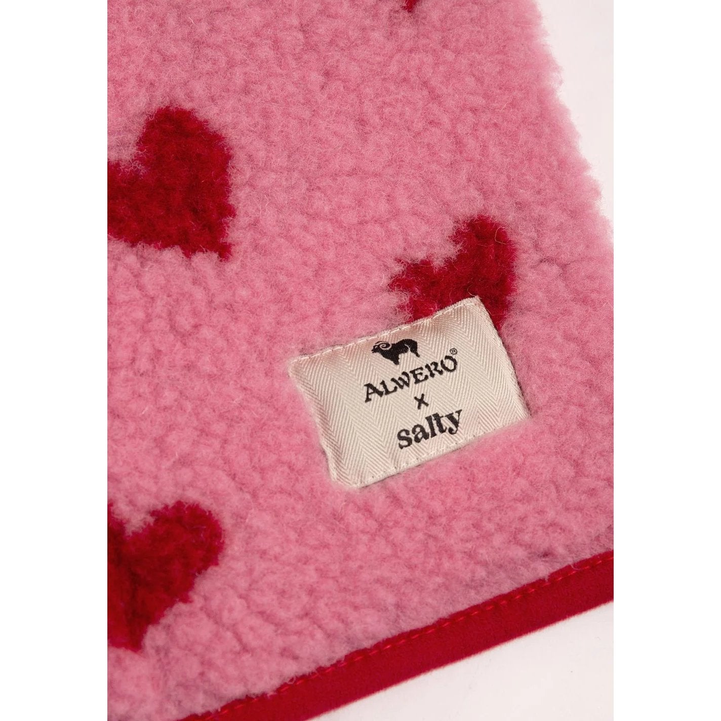 Alwero X Salty Tyb Junior Bodywarmer Bubble in roze wol met rode hartmotief en label, bovenaanzicht