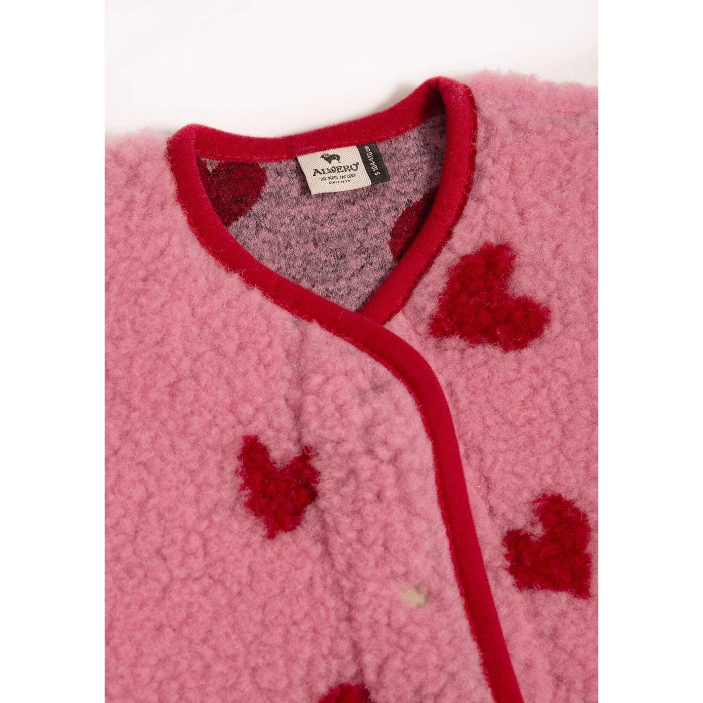 Alwero X Salty Tyb Junior Bodywarmer Bubble in roze wol met rode hartjes motief, detail halslijn en label