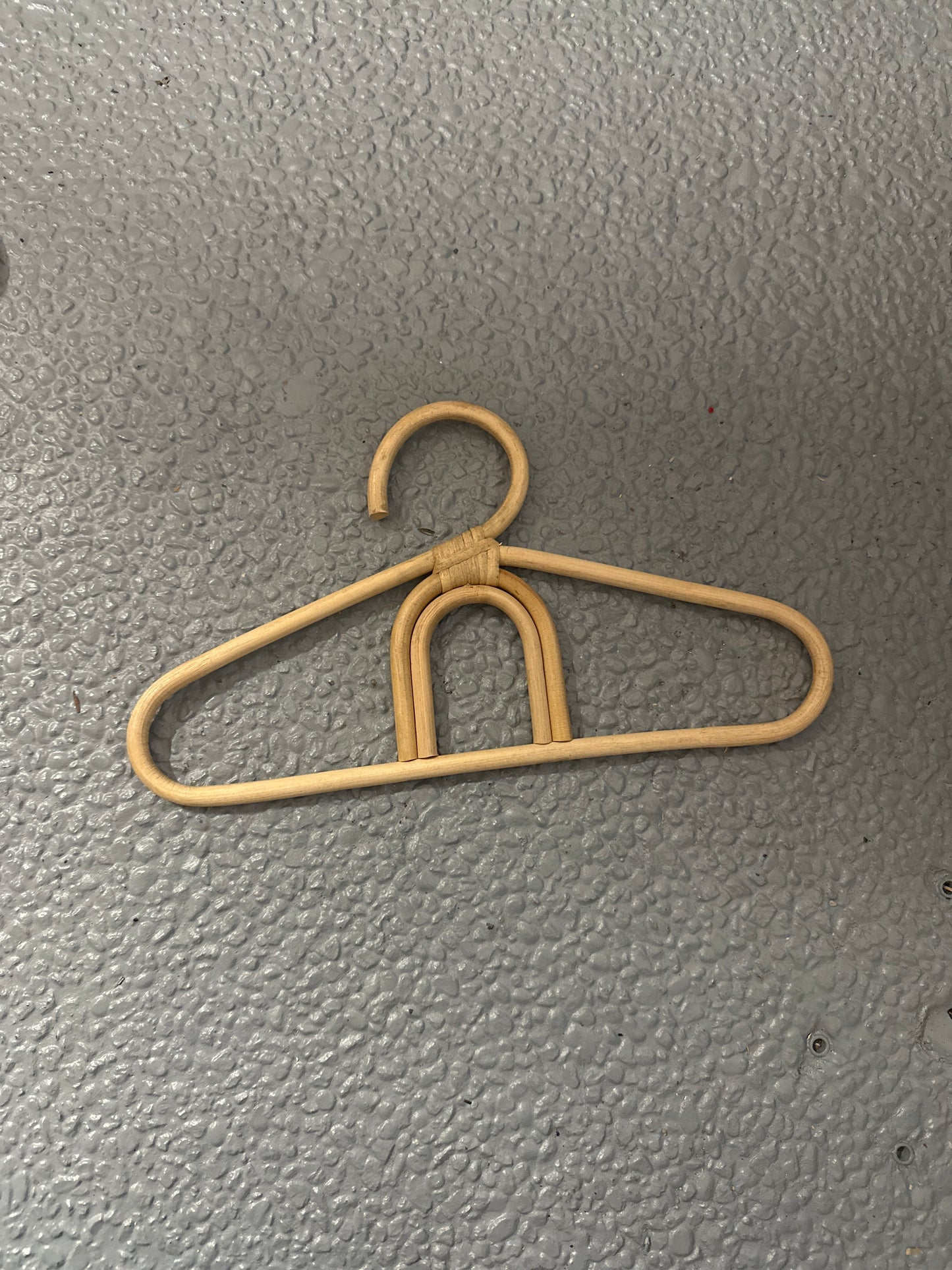 Rotan hanger kleding kind regenboog