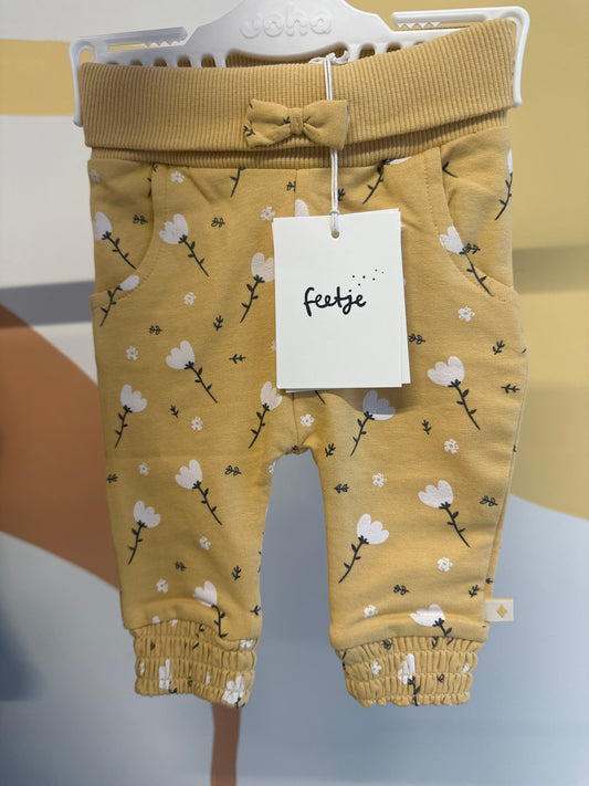 Broekje Feetje geel met bloemetjes biologisch katoen