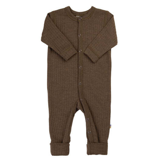 Joha wollen jumpsuit in bruin, volledig uitgestrekt tegen witte achtergrond met zichtbare knopen
