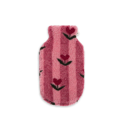 Alwero wollen kruikenzak in roze met donkerrode en zwarte hartmotieven, vooraanzicht op neutrale achtergrond.