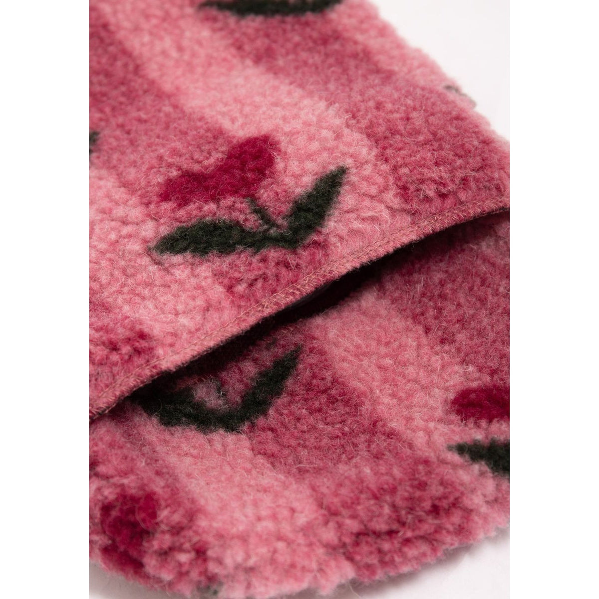 Alwero kruikenzak van geruwde wol in cherry rood met zwart motief, close-up detail van textuur en afwerking