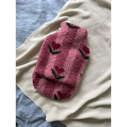 Alwero kruikenzak van geruwde wol in Thumbled Cherry, uitgevouwen op crèmekleurig knitwear met zwarte stiksels zichtbaar