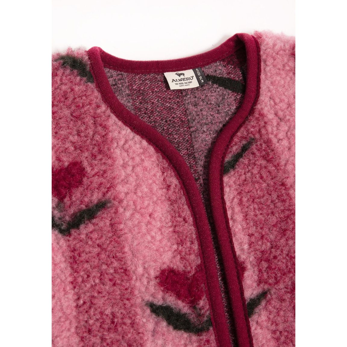 Alwero Camino junior gilet detail halslijn - roze wollen vest met boord en label zichtbaar