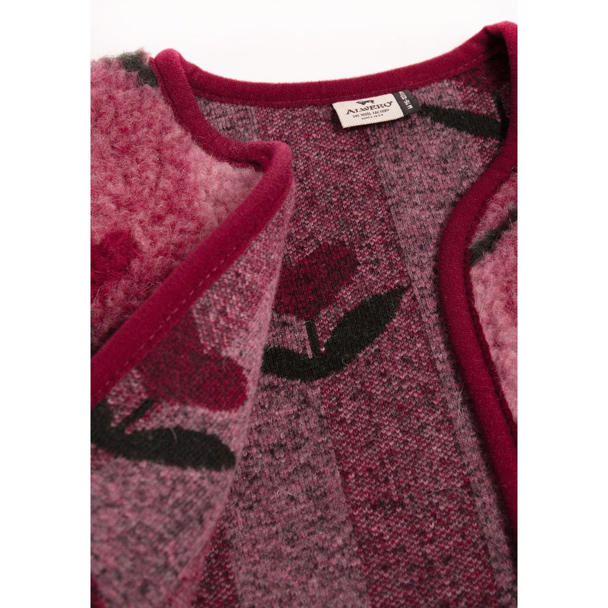 Alwero Gilet Camino junior in cherry - close-up detail van gebreide stof met grafisch patroon en gekleurde boord