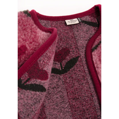 Alwero Gilet Camino junior in cherry - close-up detail van gebreide stof met grafisch patroon en gekleurde boord