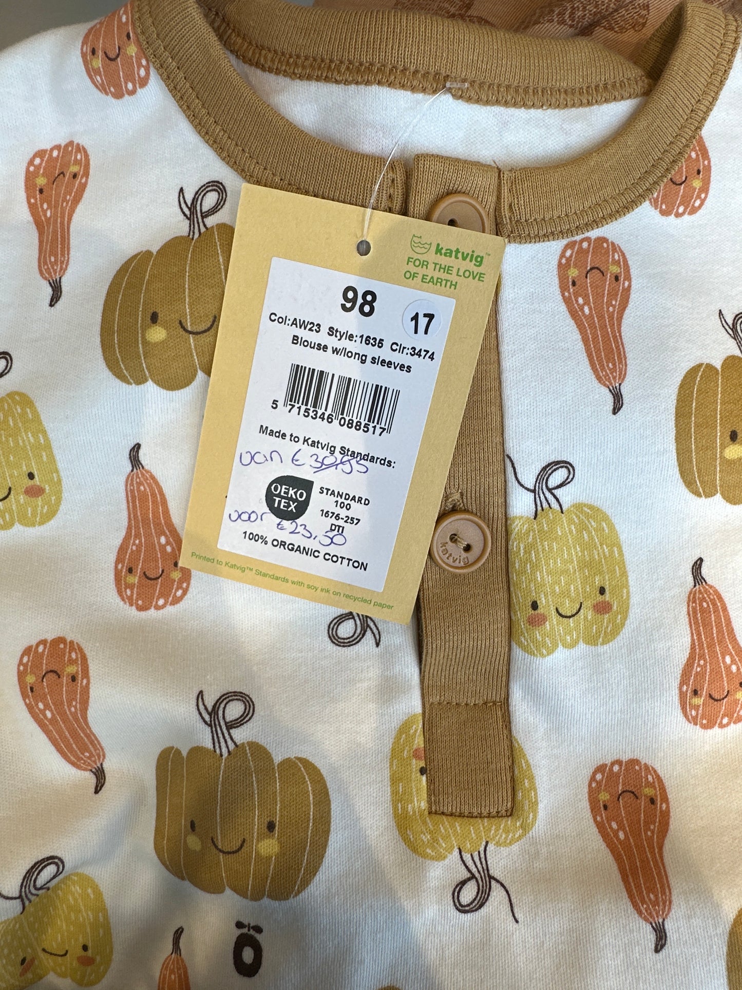 Shirt Katvig pompoentjes met knopen maat 98