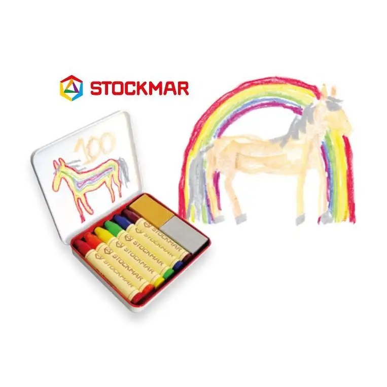 Stockmar regenboogeditie waskrijtjes - metalen blikje met 6 gekleurde waskrijtjes en 2 wasblokjes naast uitgetekende unicorn met regenboog