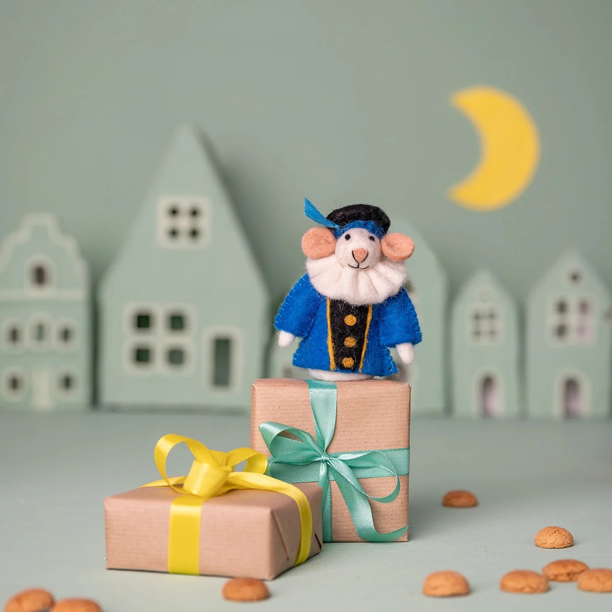Sjaal met Verhaal vilten vingerpopje muis in blauw jasje op geschenkdoos, tussen huisjes en maan