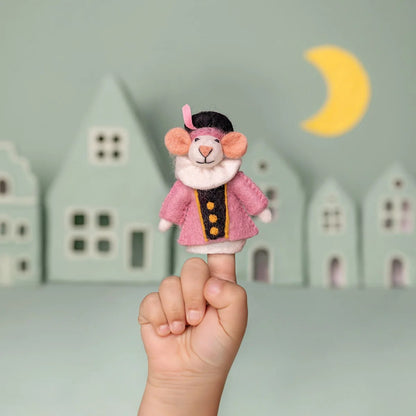 Sjaal met Verhaal vingerpopje muis in roze jurk op kindervinger, huizen en maan op achtergrond