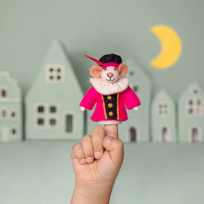 Pietermuis vingerpopje muis in fuchsia, op kindervinger gehouden voor huisjes en maan.