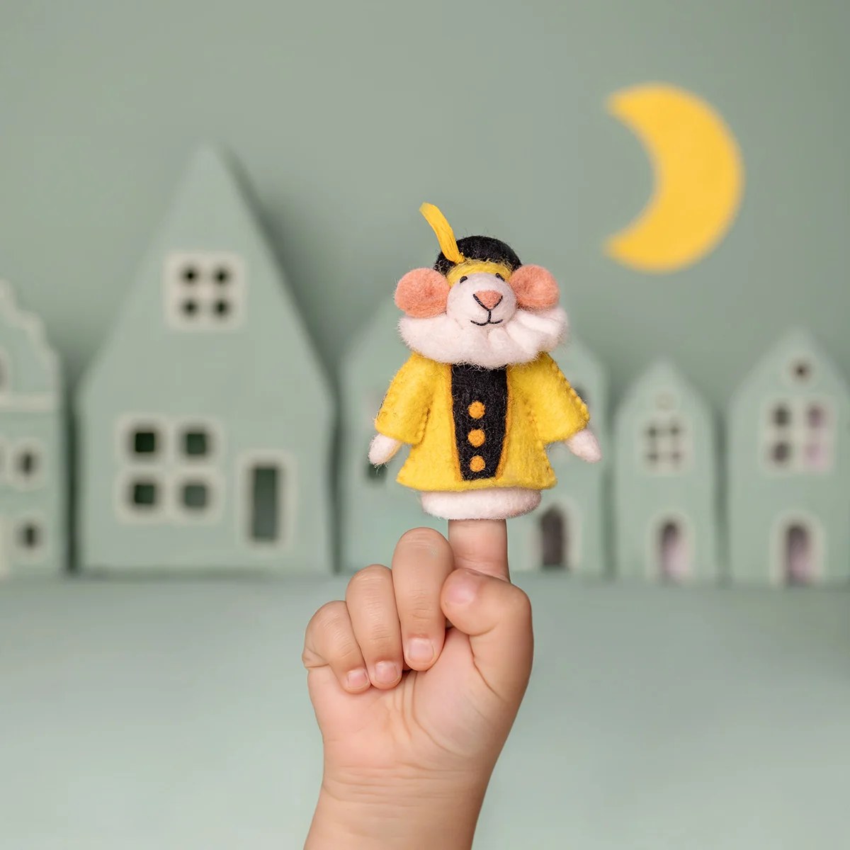 Sjaal met Verhaal vilten vingerpopje muis geel op kindervinger, huisjes en maan op achtergrond