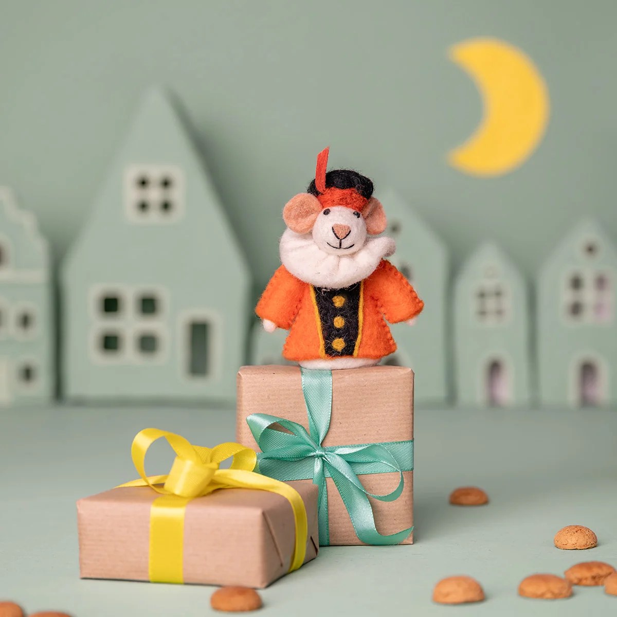Sjaal met Verhaal vilten vingerpopje muis Pietermuis Oranje op geschenkdoos met groene strik, tussen huisjes en maan.