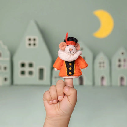 Sjaal met Verhaal vilten vingerpopje muis in oranje outfit op kindervingers, tegen huisjes en maan