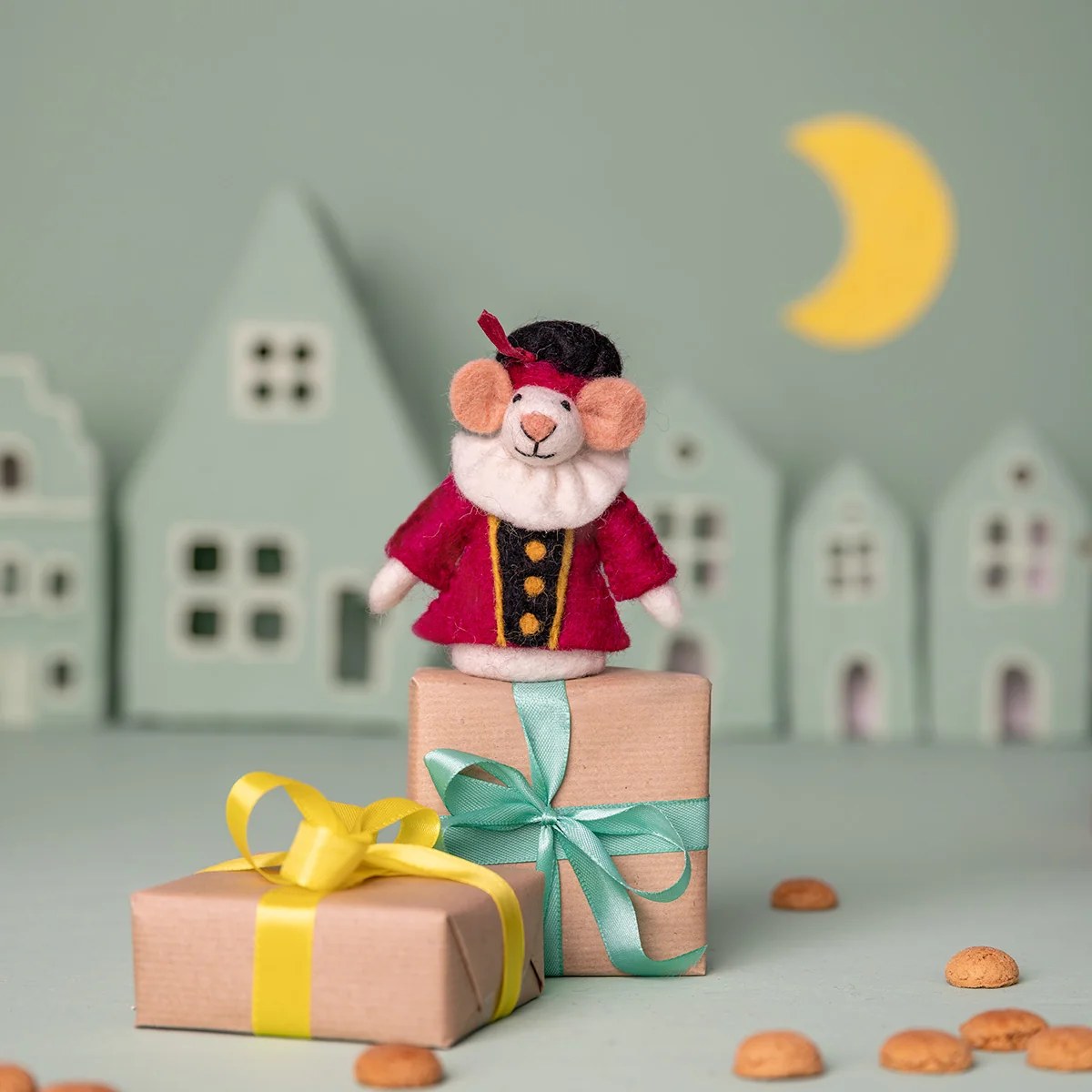 Pietermuis vingerpopje muis in rode jurk staand op cadeaudozen met maan en huisjes op achtergrond