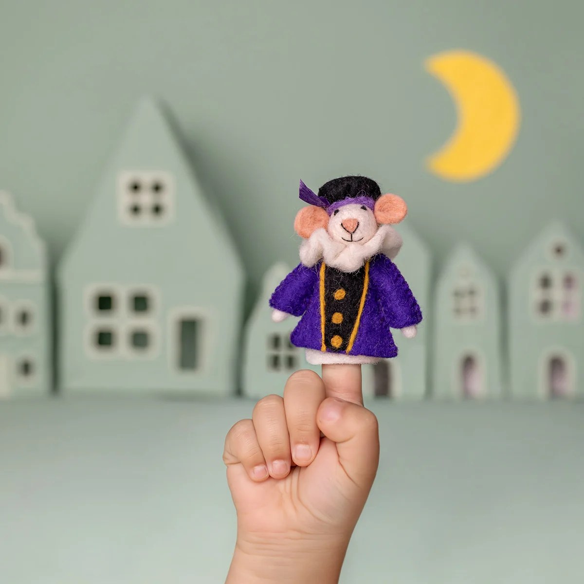 Sjaal met Verhaal vilten vingerpopje muis in paars op kindervingers, huisjes en maan op achtergrond