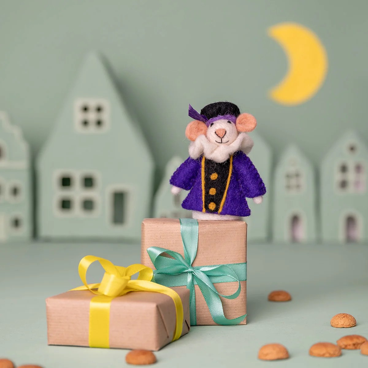 Sjaal met Verhaal vilten vingerpopje muis in paars op geschenkdoos met maanachtergrond