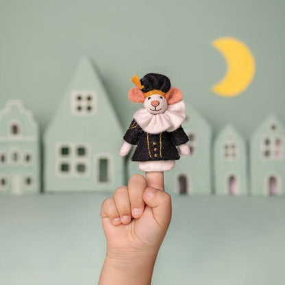 Sjaal met Verhaal vingerpopje muis Hoofdpiet op kindervingers, met huisjes en maan op achtergrond