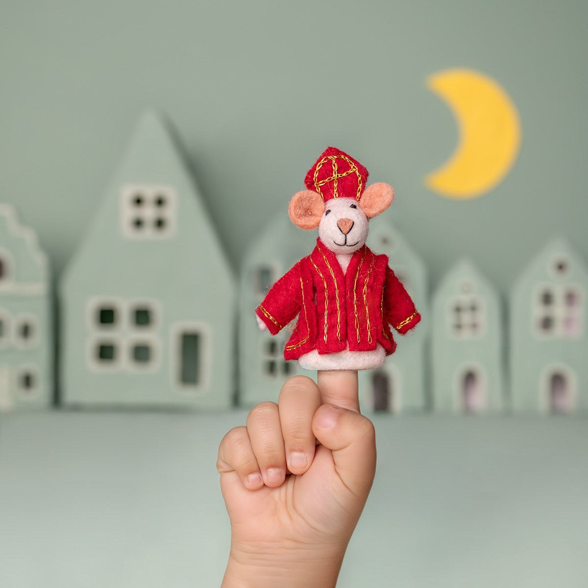 Sjaal met Verhaal vingerpopje muis in rood fluwelen kostuum op kindervinger, huisjes en maan op achtergrond
