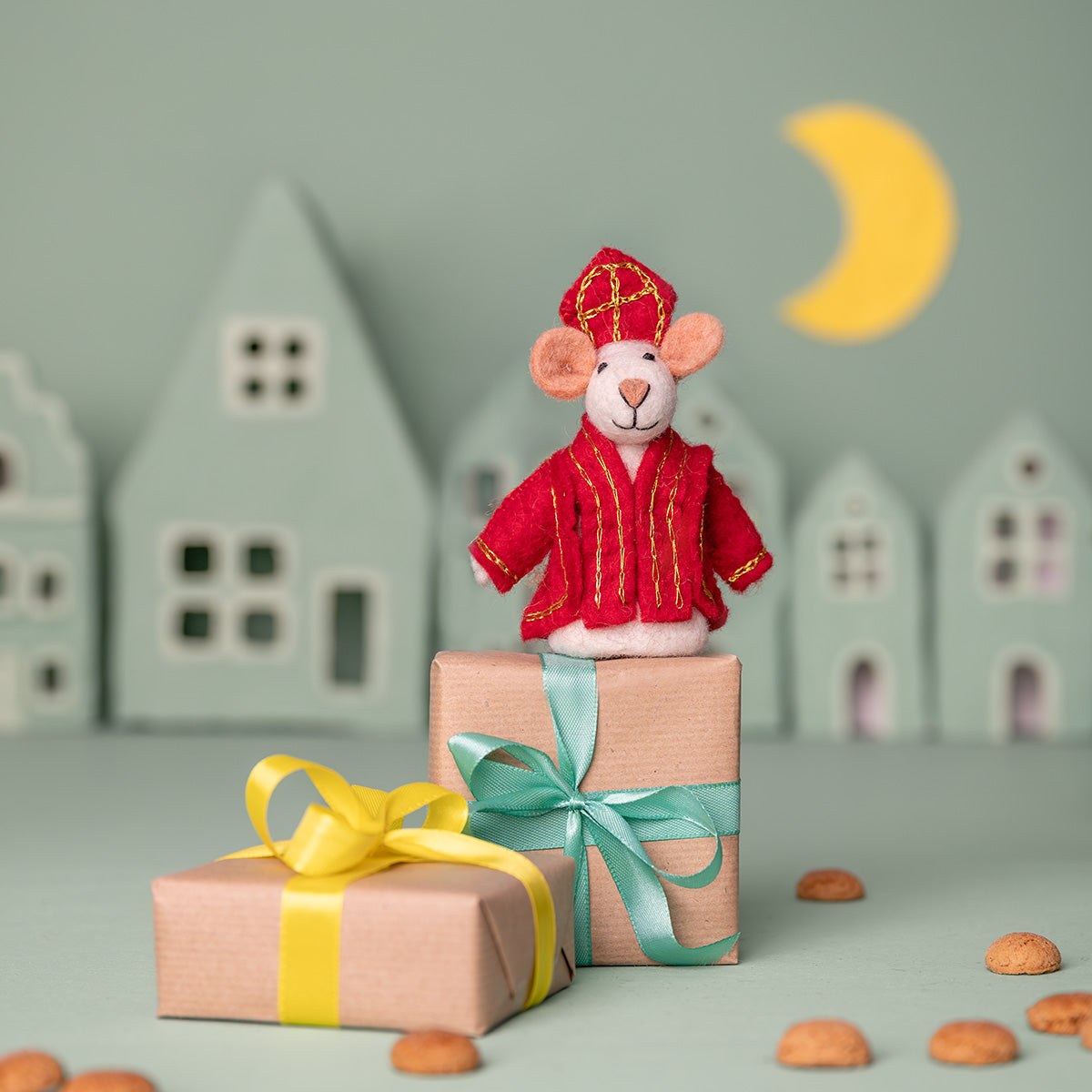 Sjaal met Verhaal Sintermuis vingerpopje - vilten muisje in rood sint kostuum met mijter op geschenkdoos