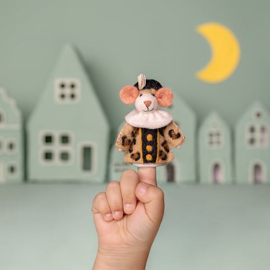 Sjaal met Verhaal vilten vingerpopje muis Panterpiet, gehouden in kinderhand voor huisjes en maan
