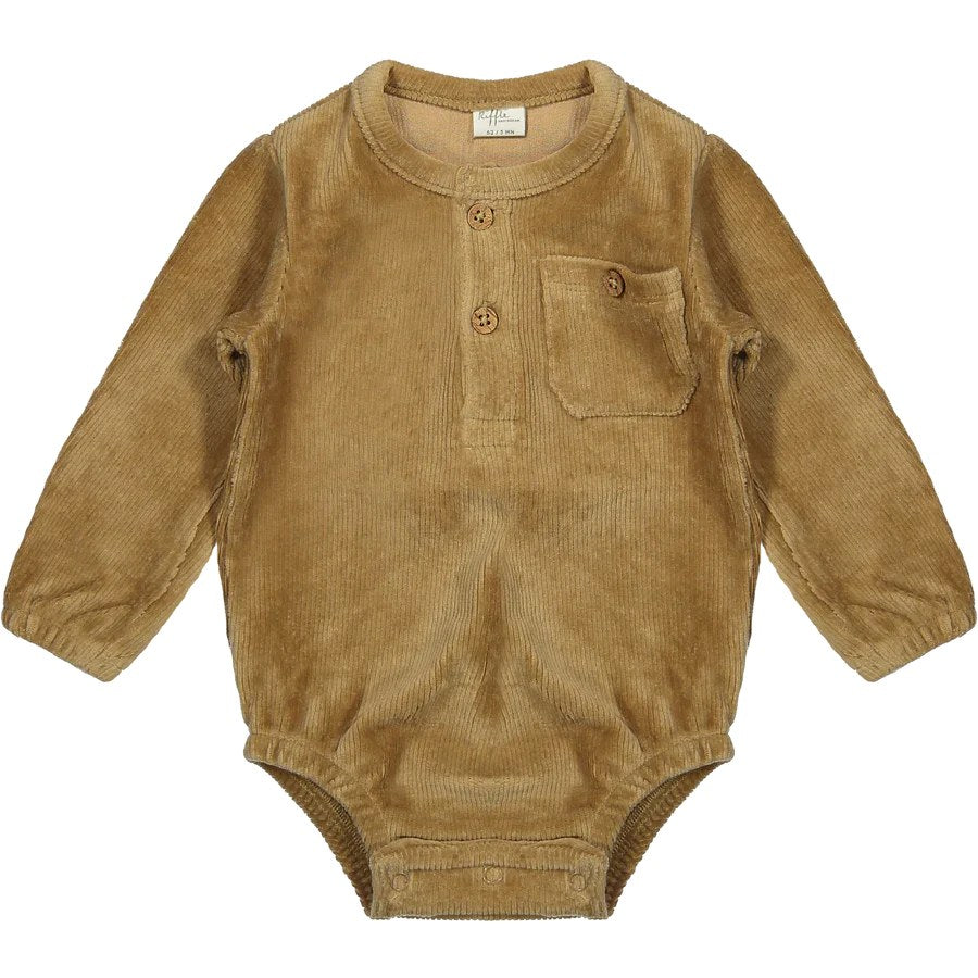 Riffle Amsterdam romper in bruin rib, frontaanzicht met knopen en borstzak op wit geïsoleerd