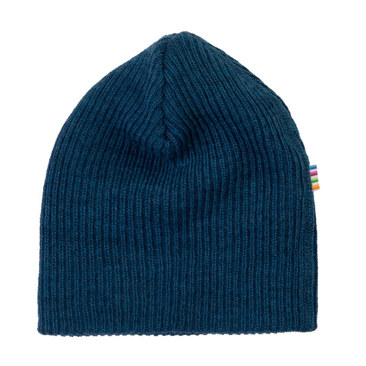 Joha Beanie in inktblauw, geribde kindermuts met regenboogdetail aan zijkant, frontale volledige weergave