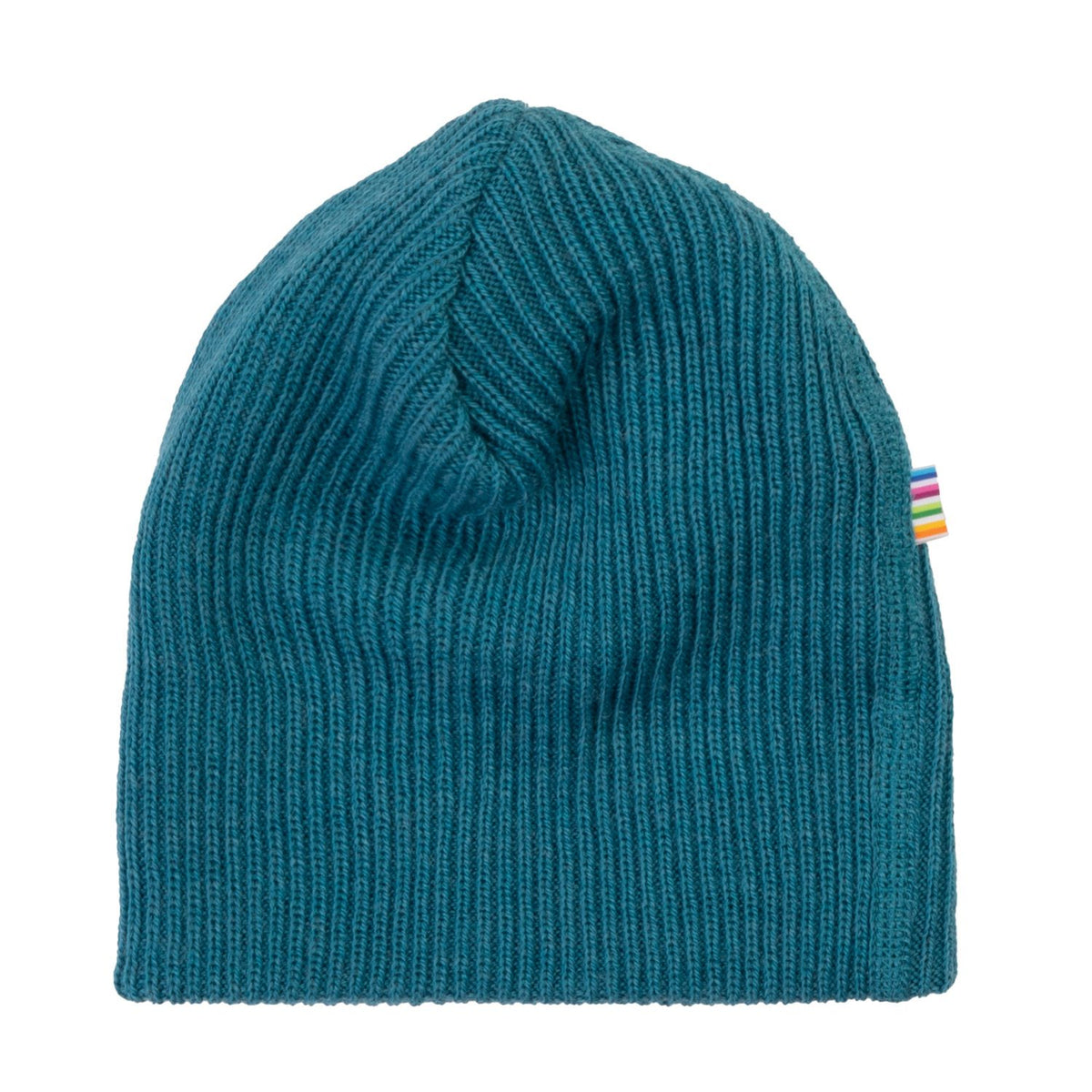 Joha kindermuts Azure Blue - ribgebreid beanie frontaal gefotografeerd met regenboogdetail op zijkant