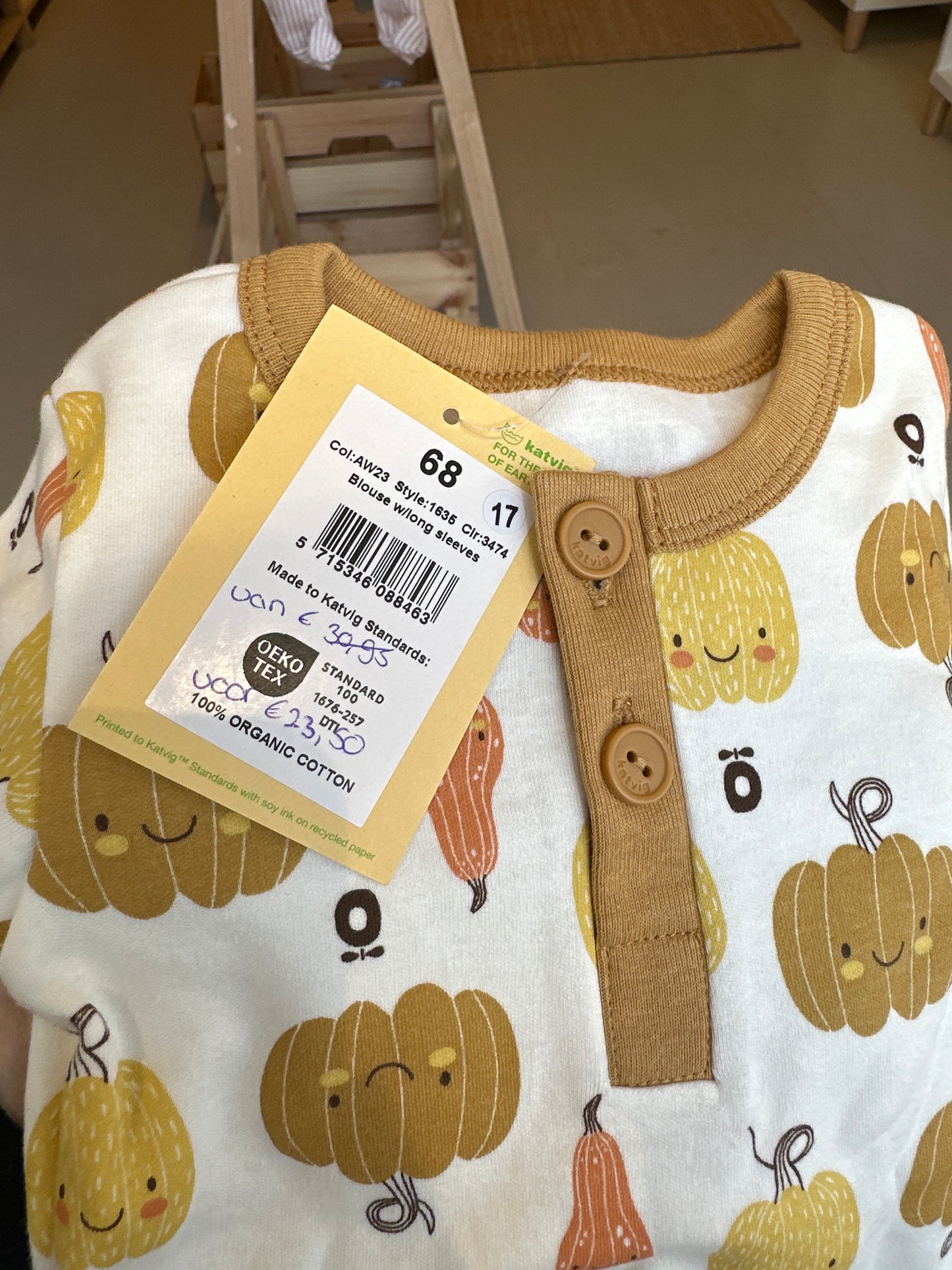 Shirt Katvig pompoentjes met knopen maat 68