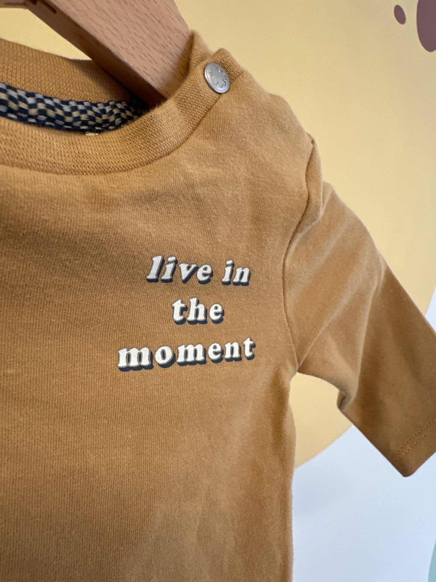 T-shirt okergeel met tekst Noppies  (biologisch katoen)