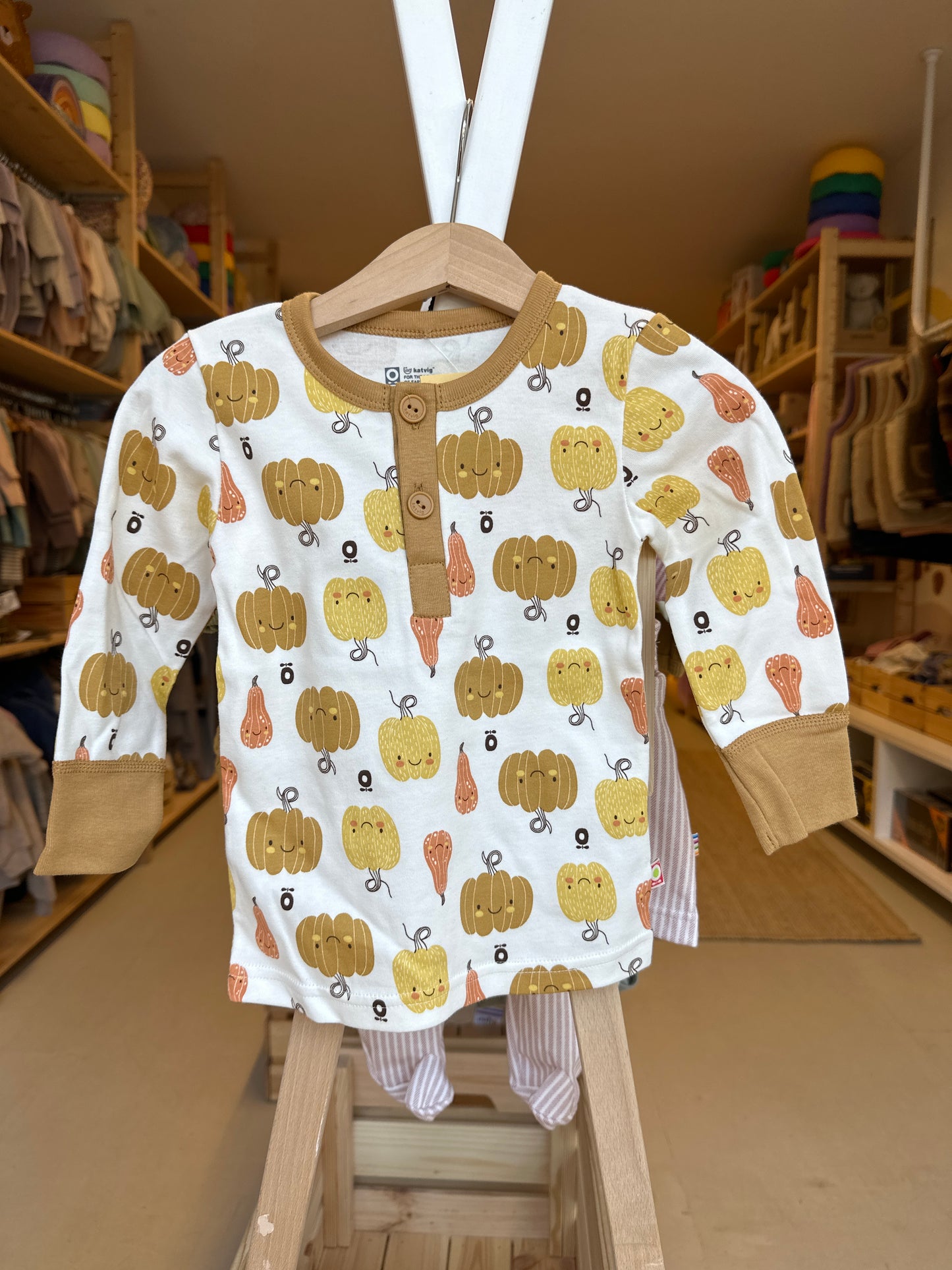 Shirt Katvig pompoentjes met knopen maat 68