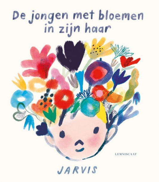 De jongen met bloemen in zijn haar