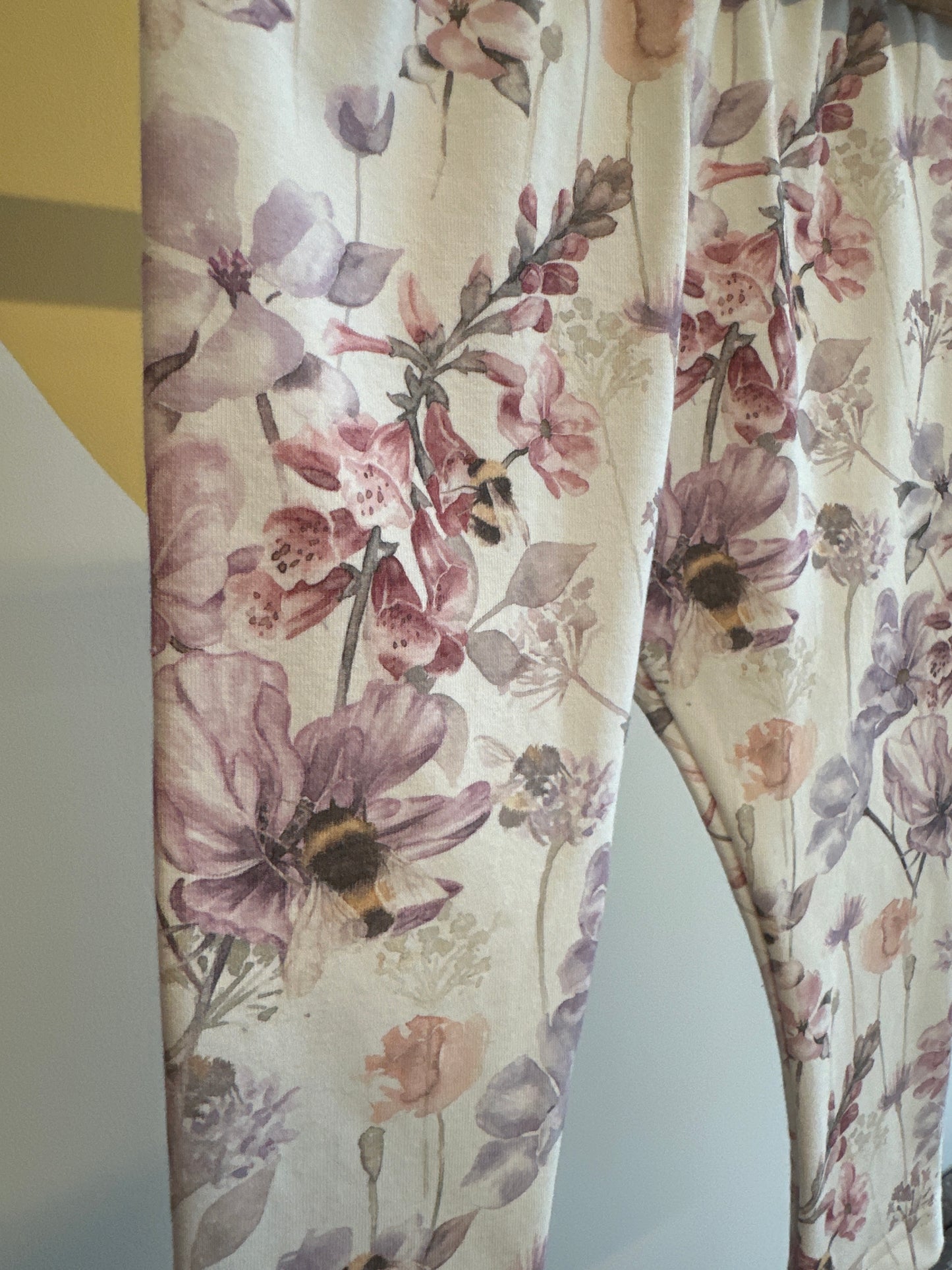 Legging met bijen en roze/lila bloemen