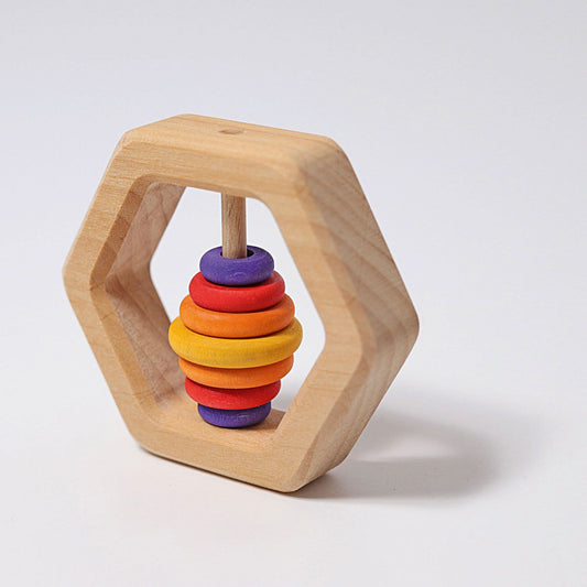 Houten rammelaar hexagon