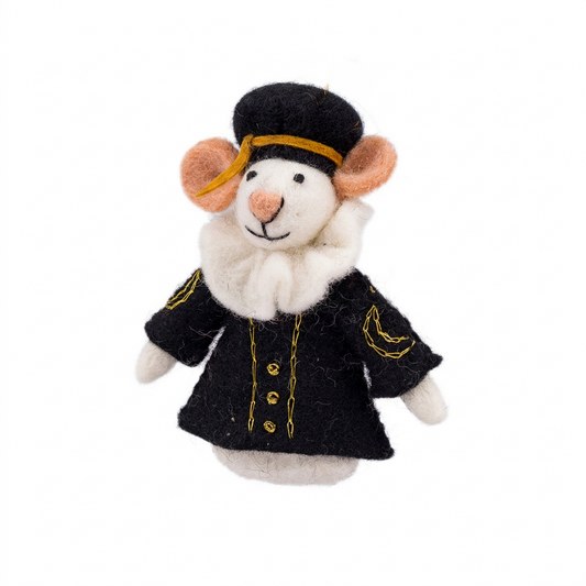 Sjaal met Verhaal vingerpopje muis Hoofdpiet: handgemaakte vilten muis met zwart jasje, gouden details en witte kraag, frontaal gefotografeerd.