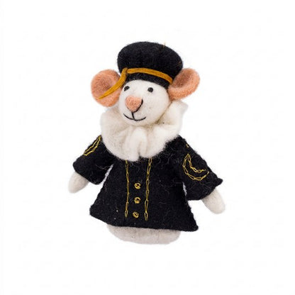 Sjaal met Verhaal vingerpopje muis Hoofdpiet: handgemaakte vilten muis met zwart jasje, gouden details en witte kraag, frontaal gefotografeerd.