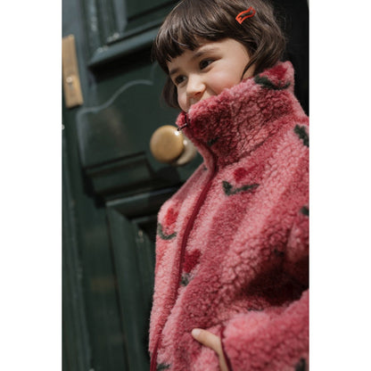 Alwero Belins Junior wollen vest in cherry, achteraanzicht van kind met patroon detail