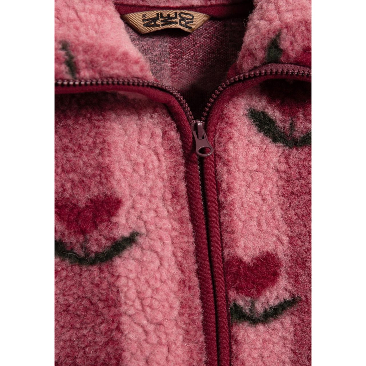 Alwero Belins Junior wollen vest in cherry met rits, close-up van ritssluiting en patroon detail